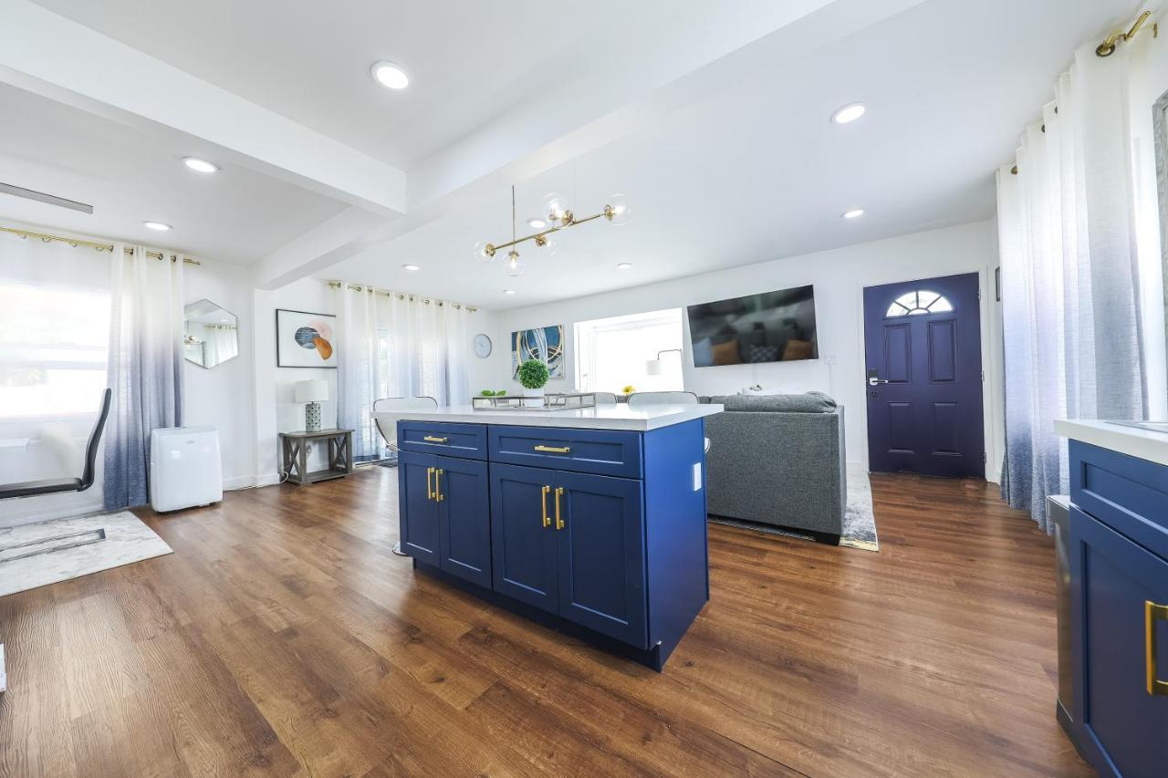 Luxury Villa With Hot Tub! Walk To Beach & Bars Long Beach Eksteriør billede